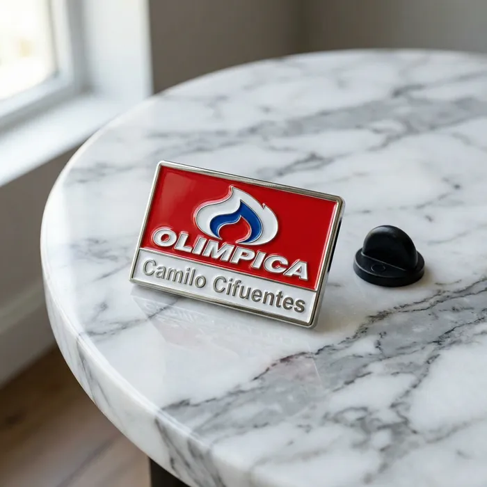 pin metálico rectangular en Bucaramanga - logo de su empresa y debajo el nombre del empleado